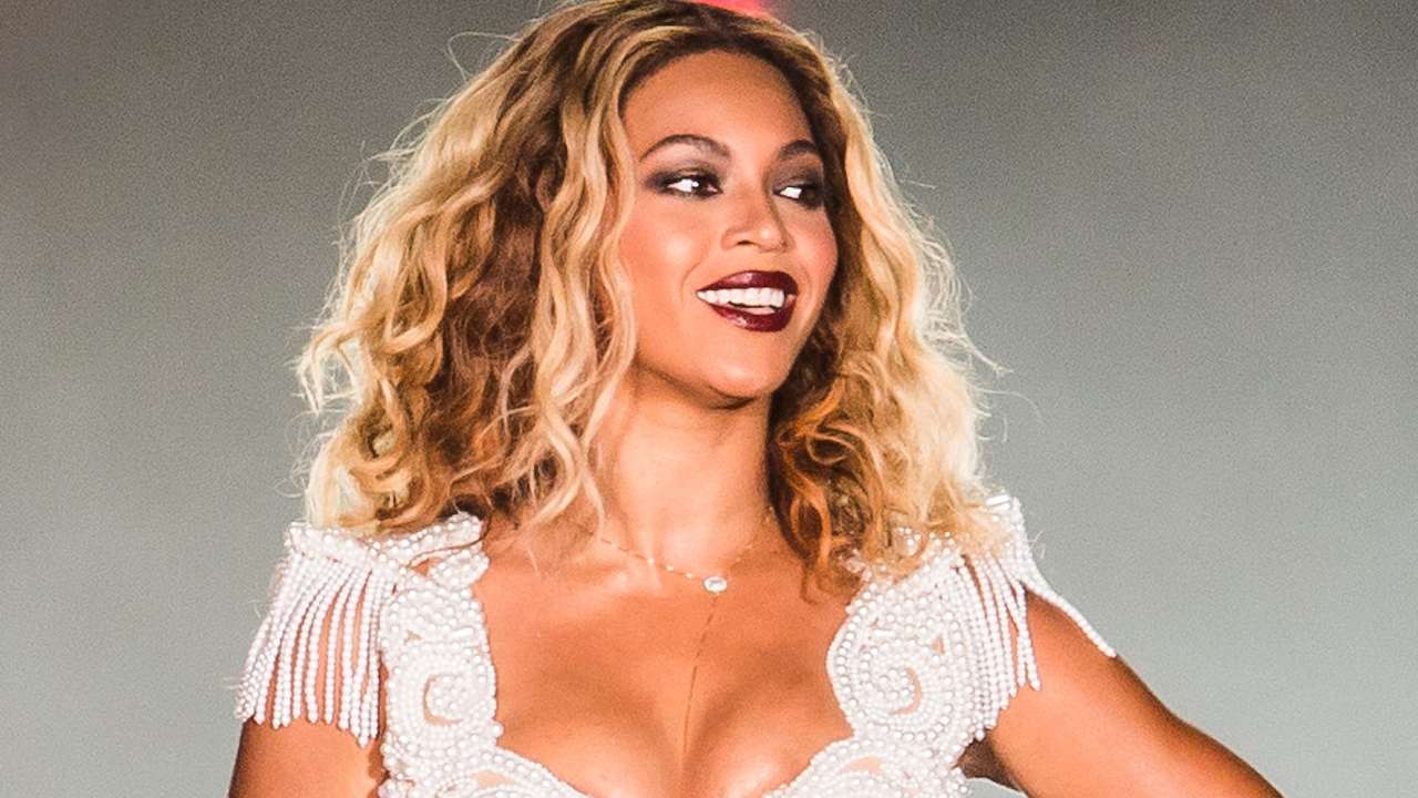 Beyoncé Gambe Scollatura