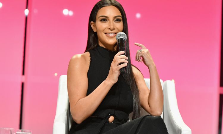 Kim Kardashian sorride 