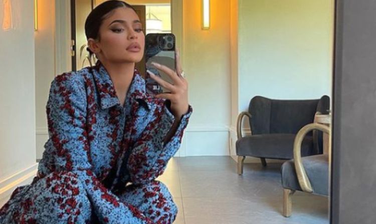 Kylie Jenner si fa un selfie