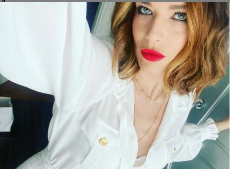 Laura vestita di bianco