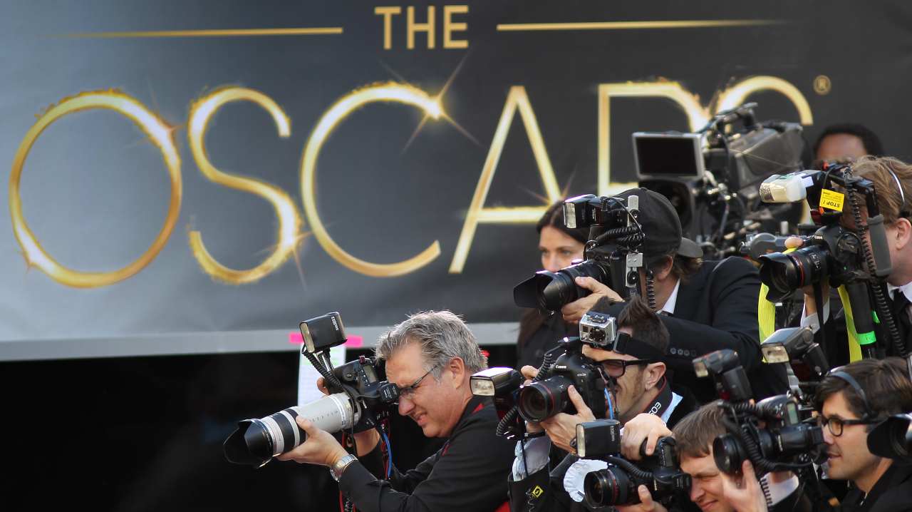 Logo degli Oscar con i giornalisti