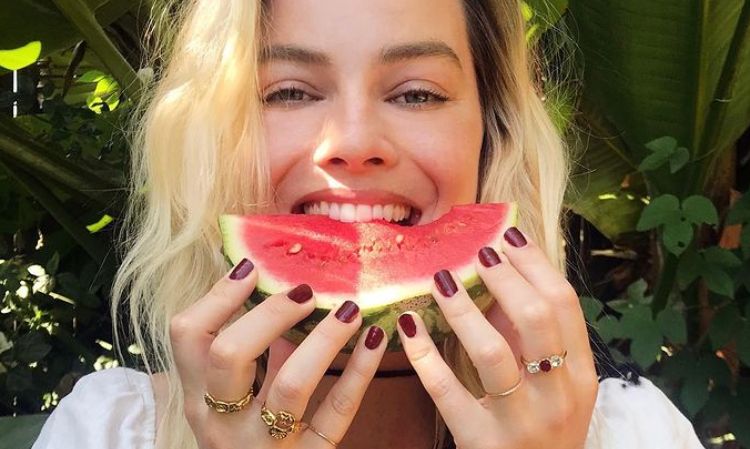 Margot Robbie mangia l'anguria