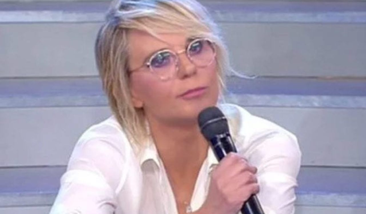 Maria De Filippi sulle scale