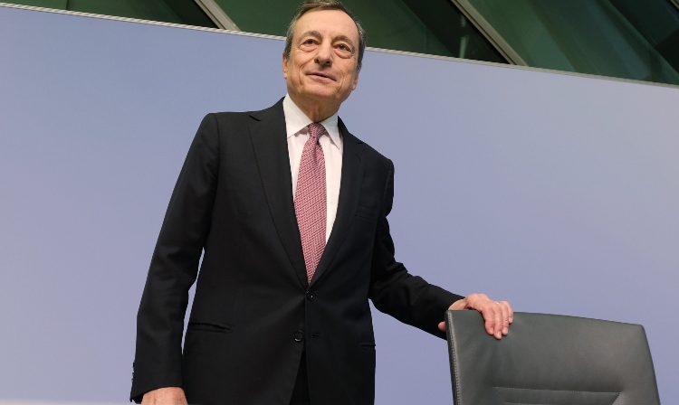 Mario Draghi sposta una sedia