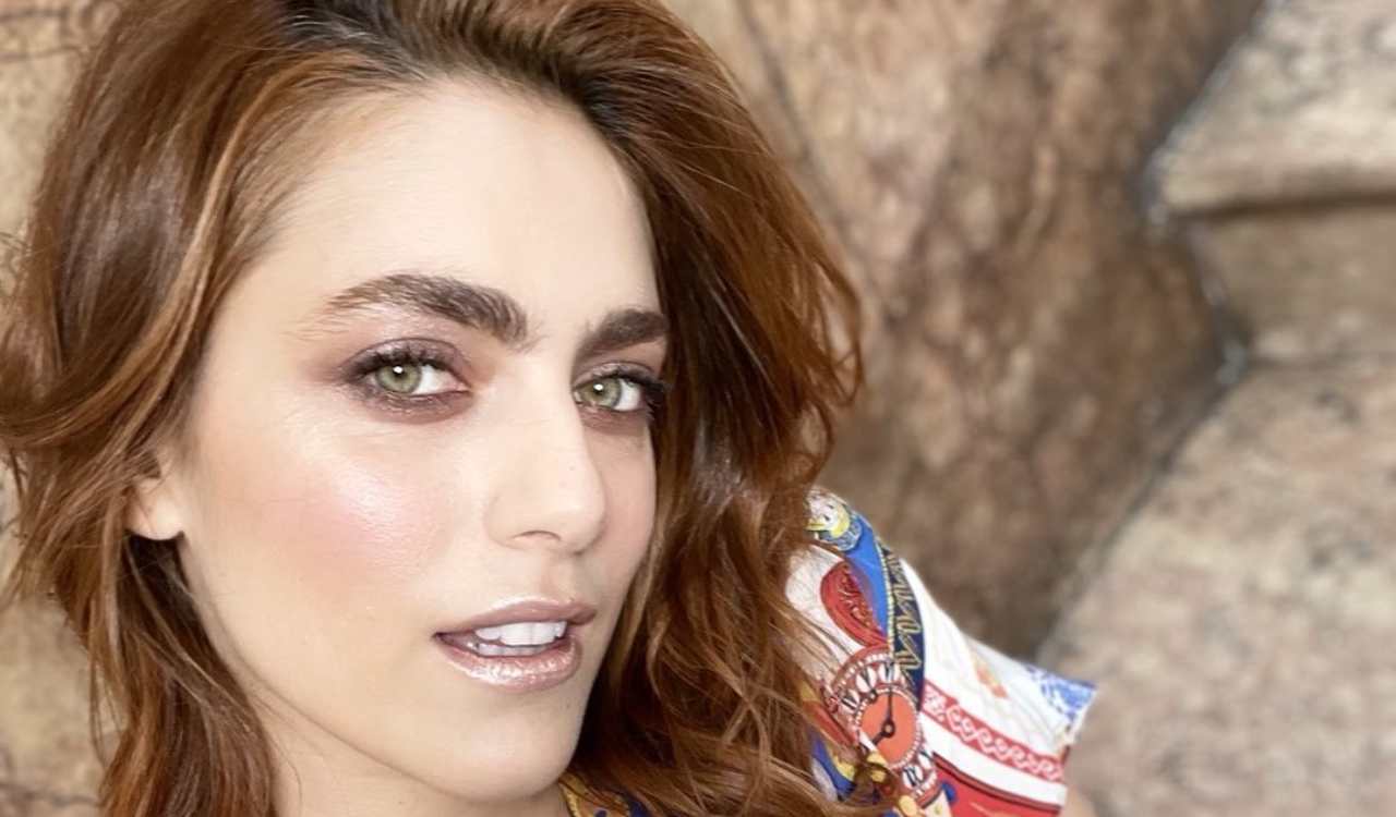 Miriam Leone, selfie in primo piano