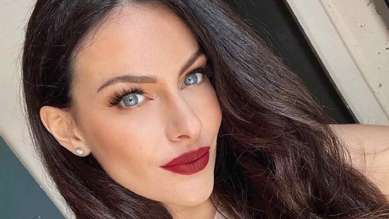 Paola Turani sguardo ammaliante