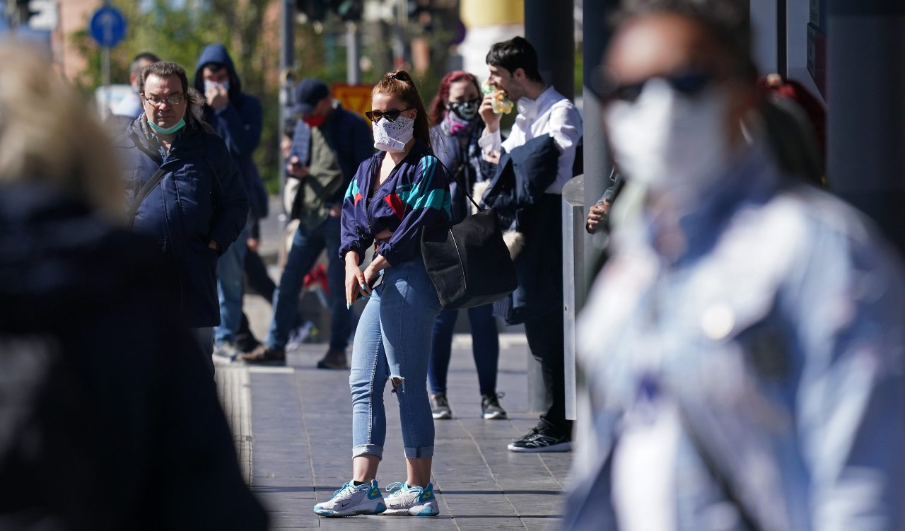 Persone con mascherina durante la pandemia