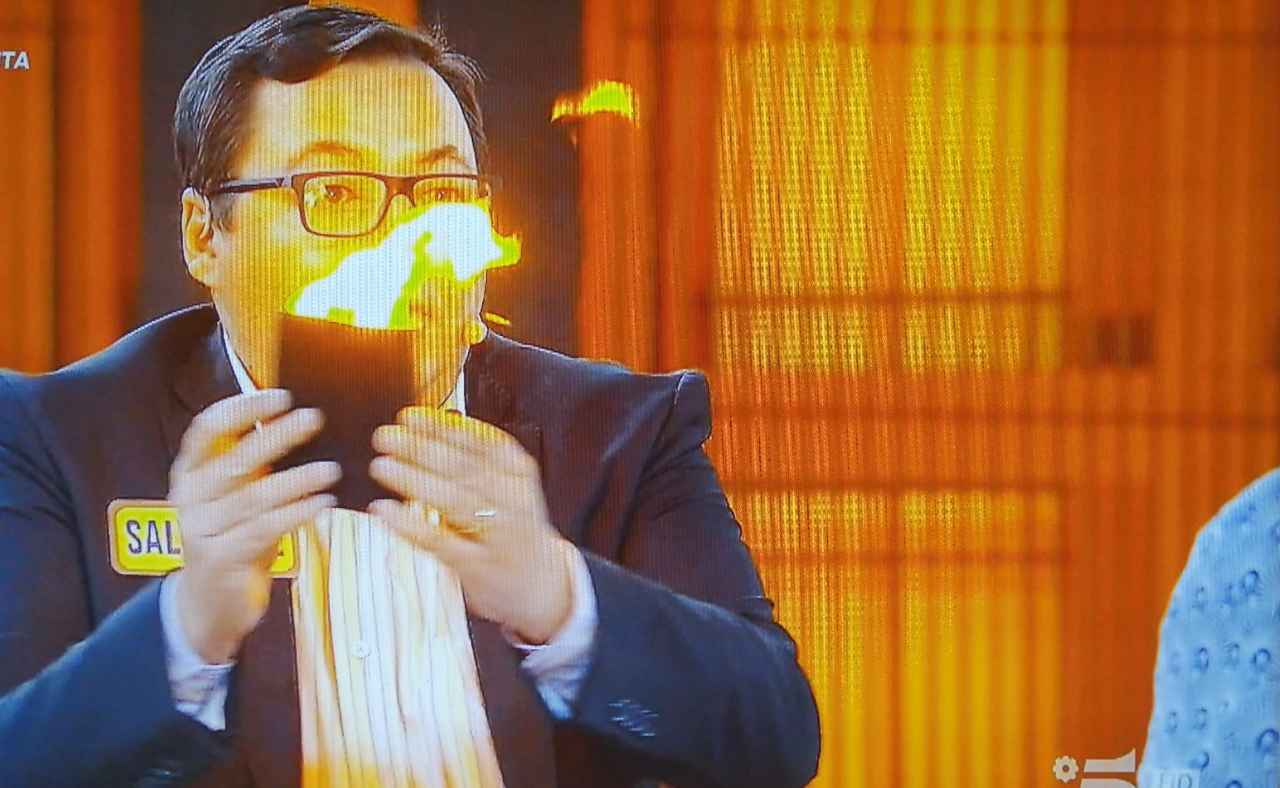 Salvatore e il portafoglio che prende fuoco ad Avanti un Altro