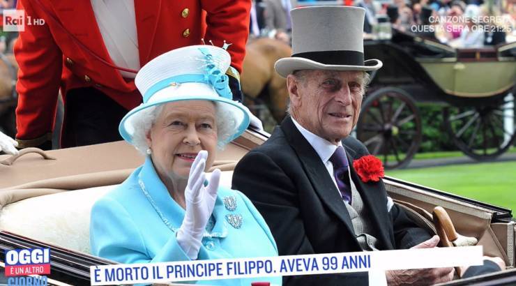 Regina Elisabetta e Principe Filippo salutano