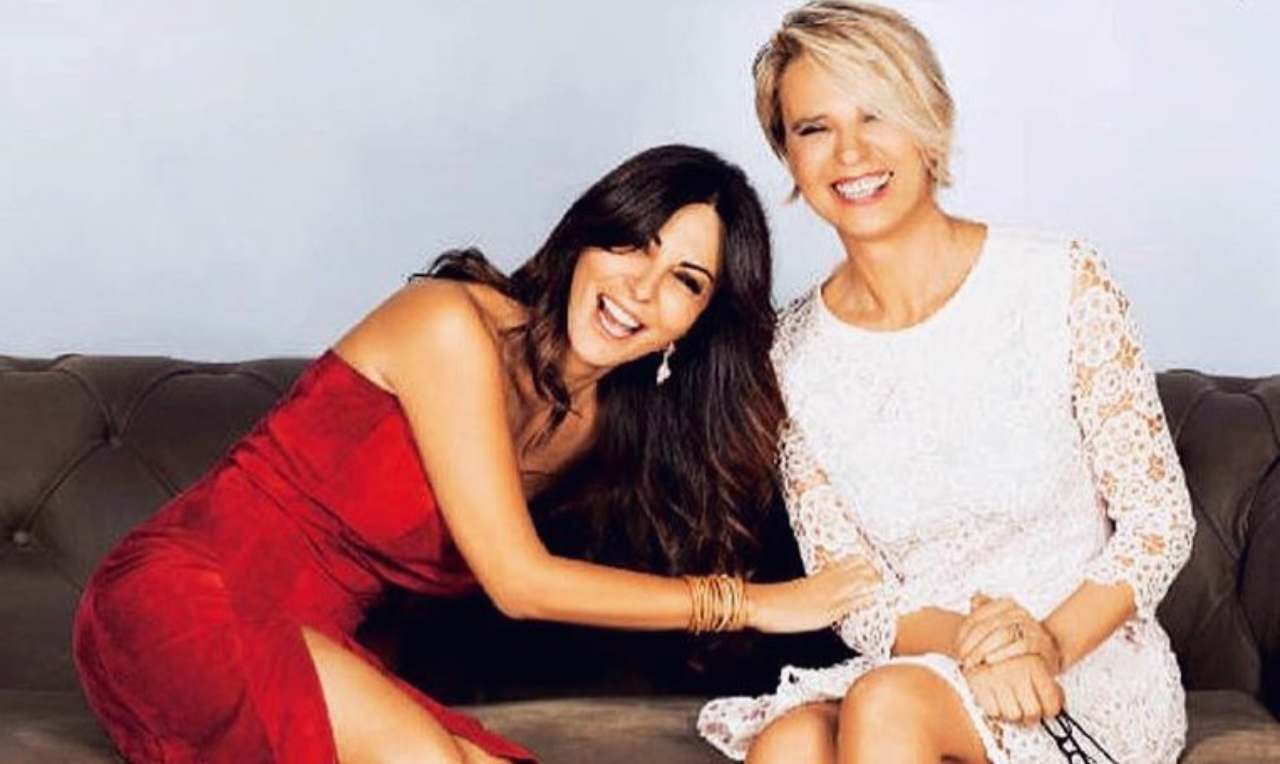 Sabrina Ferilli e Maria De Filippi sorridono