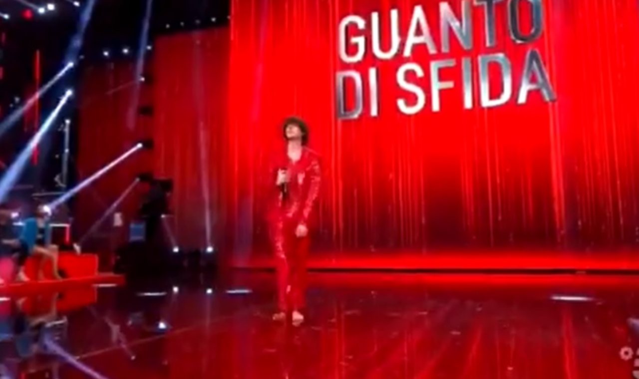 Amici 20, Sangiovanni a piedi nudi sul palco