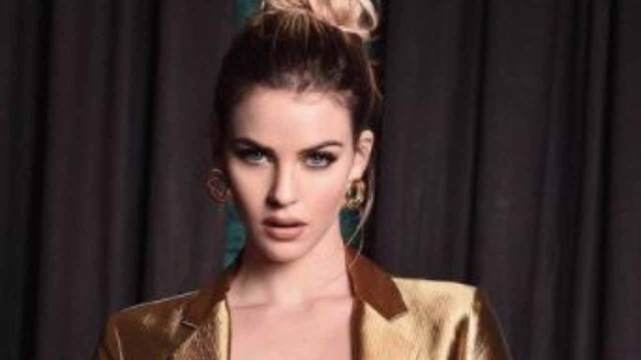 Sara Croce Accovacciata Vestita Di Nero