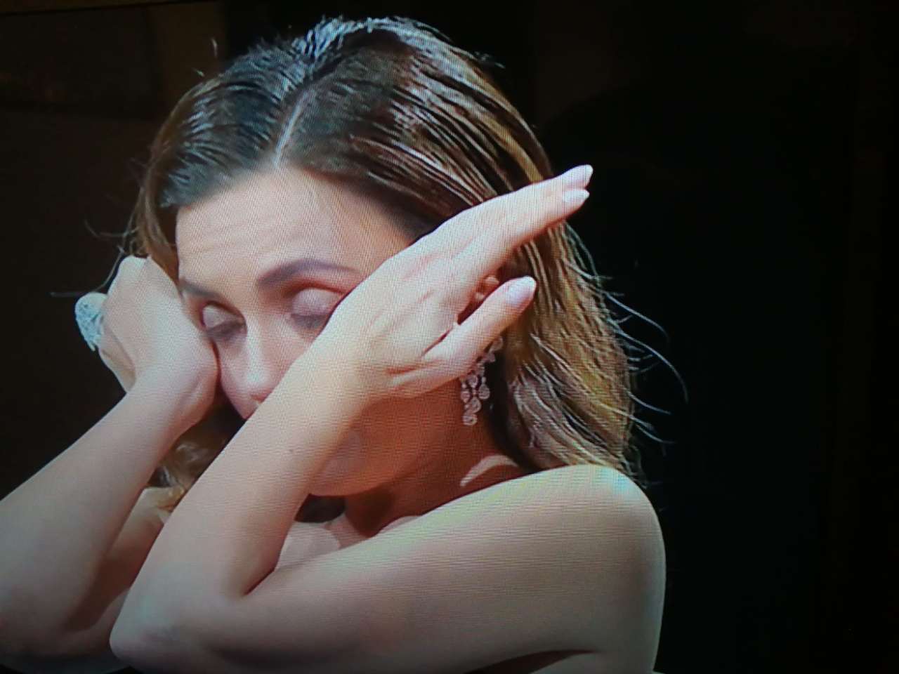 Serena Rossi si commuove a Canzone Segreta