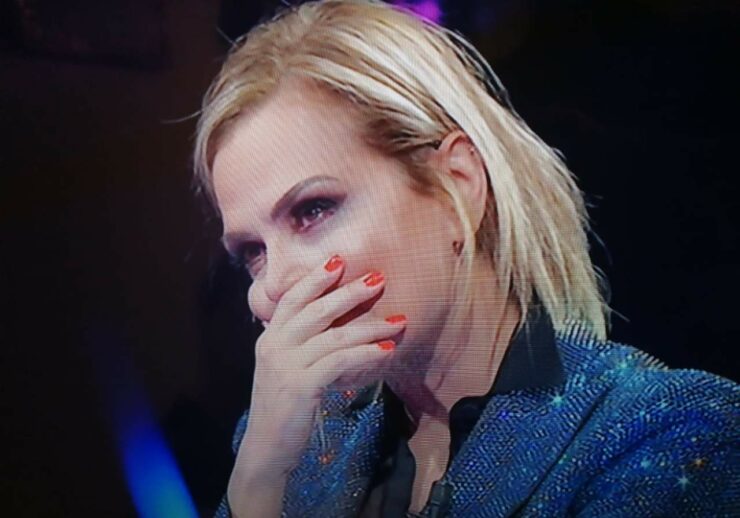 Simona, conduttrice televisiva commossa