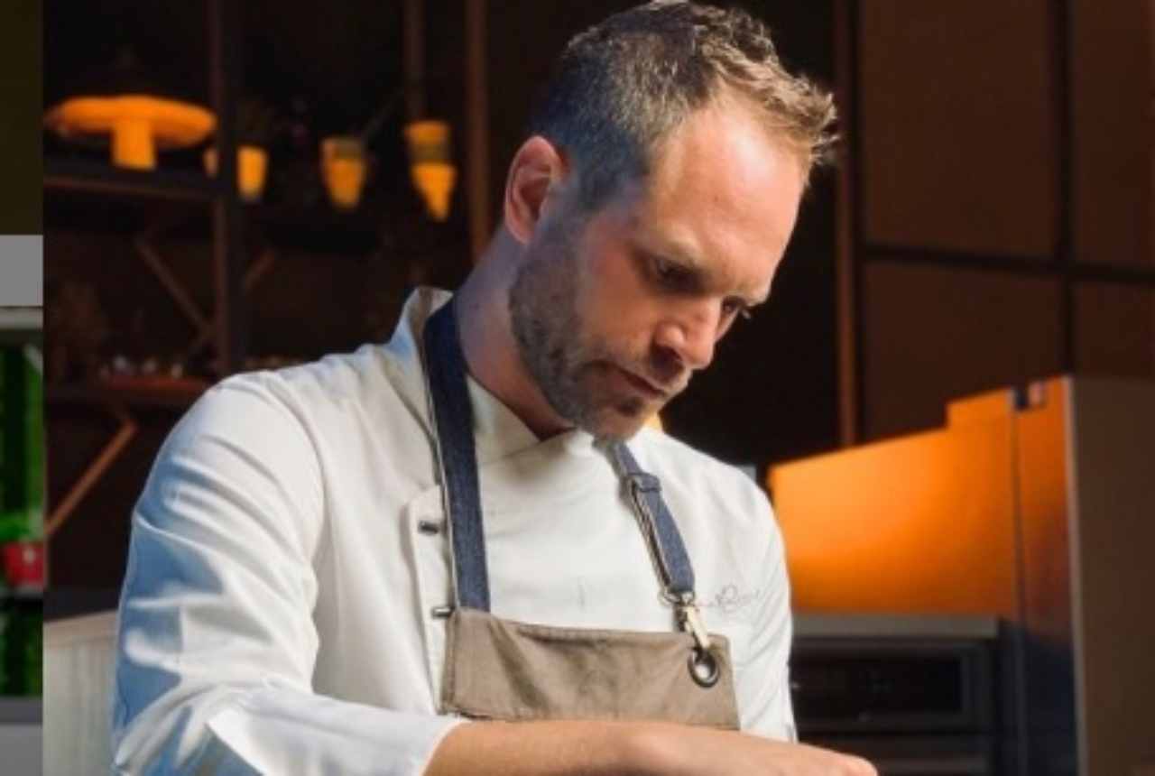 Simone Rugiati mentre cucina