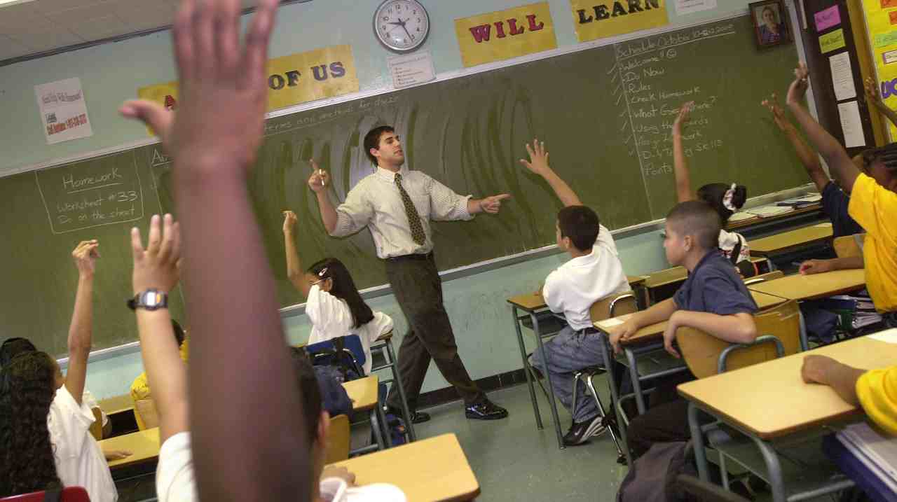 Un professore con i suoi alunni