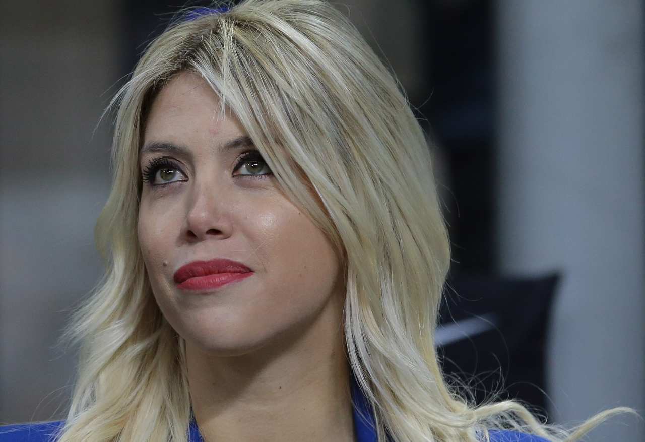 Wanda Nara con il rossetto rosso