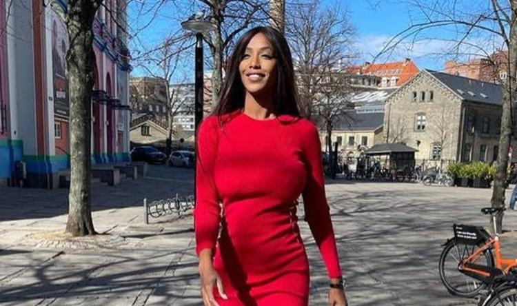 Ainett Stephens passeggia