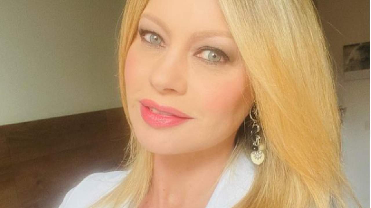 anna falchi sensuale