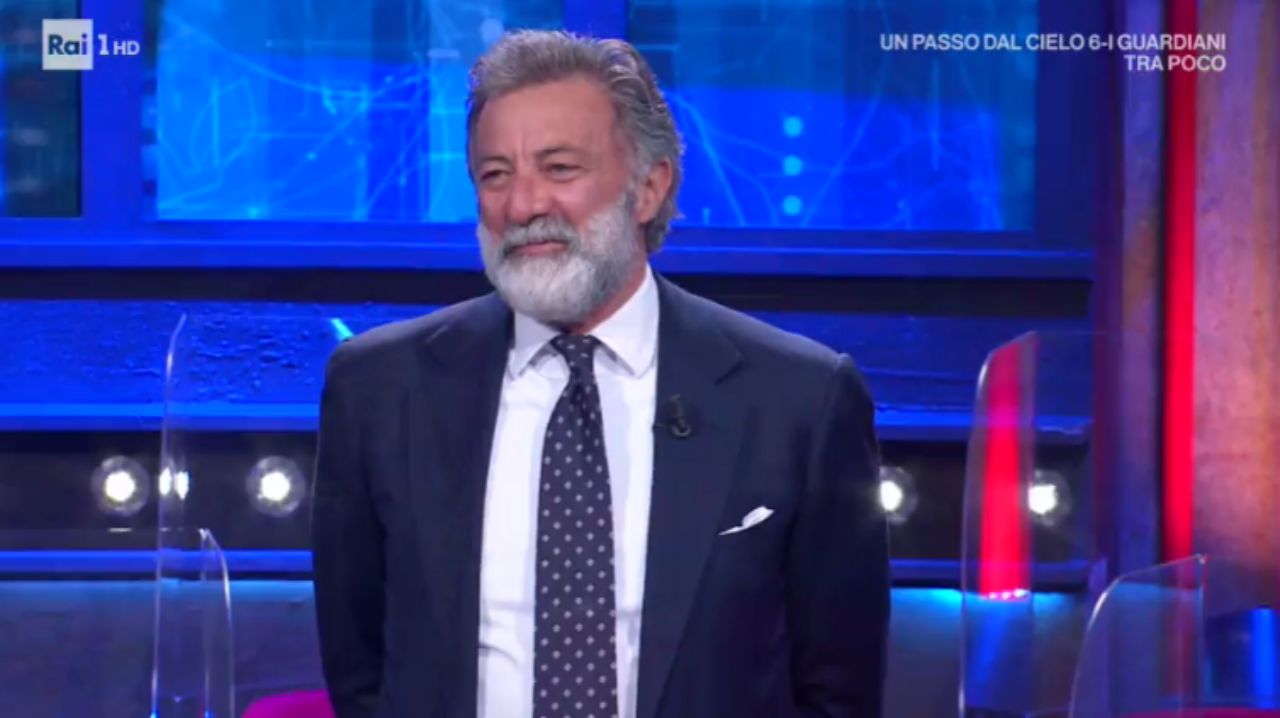 Luca Barbareschi sorride