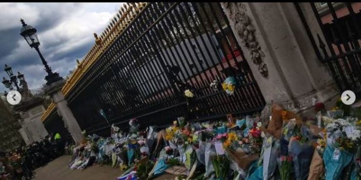 Fiori e messaggi davanti a Buckingham Palace