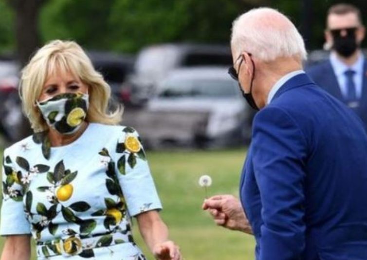 Joe Biden regala un fiore a Jill Biden
