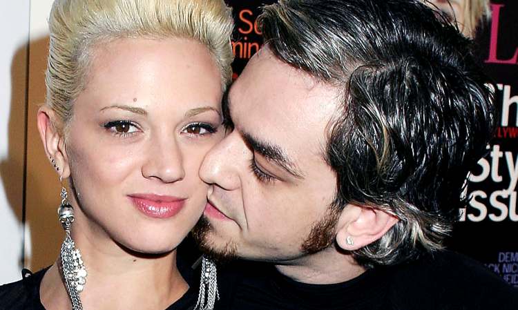 Morgan dà un bacio a Asia Argento