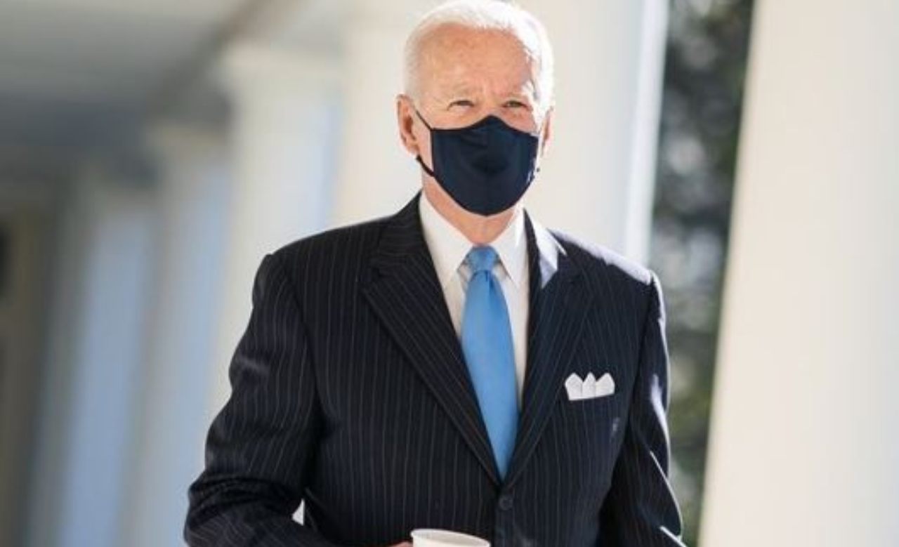 Joe Biden con mascherina