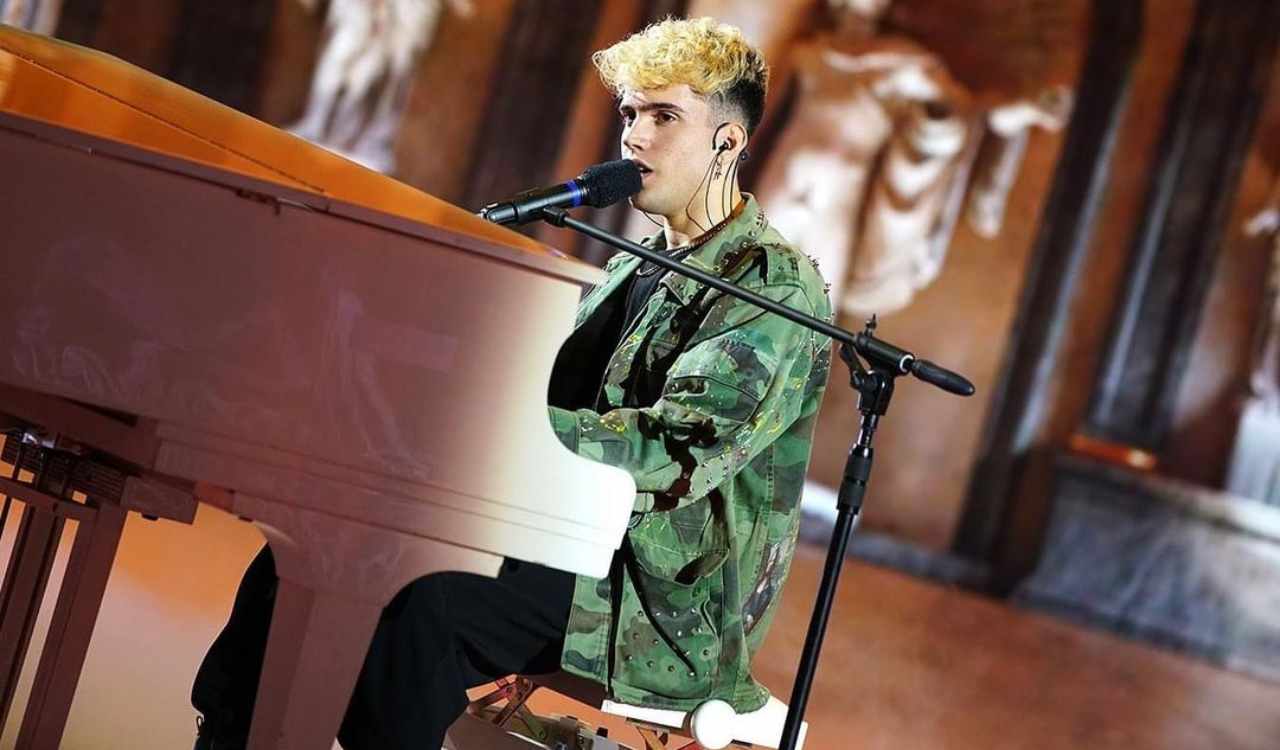 Aka7even suona il pianoforte