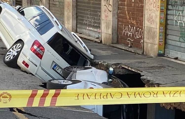 Auto nella voragine, Roma