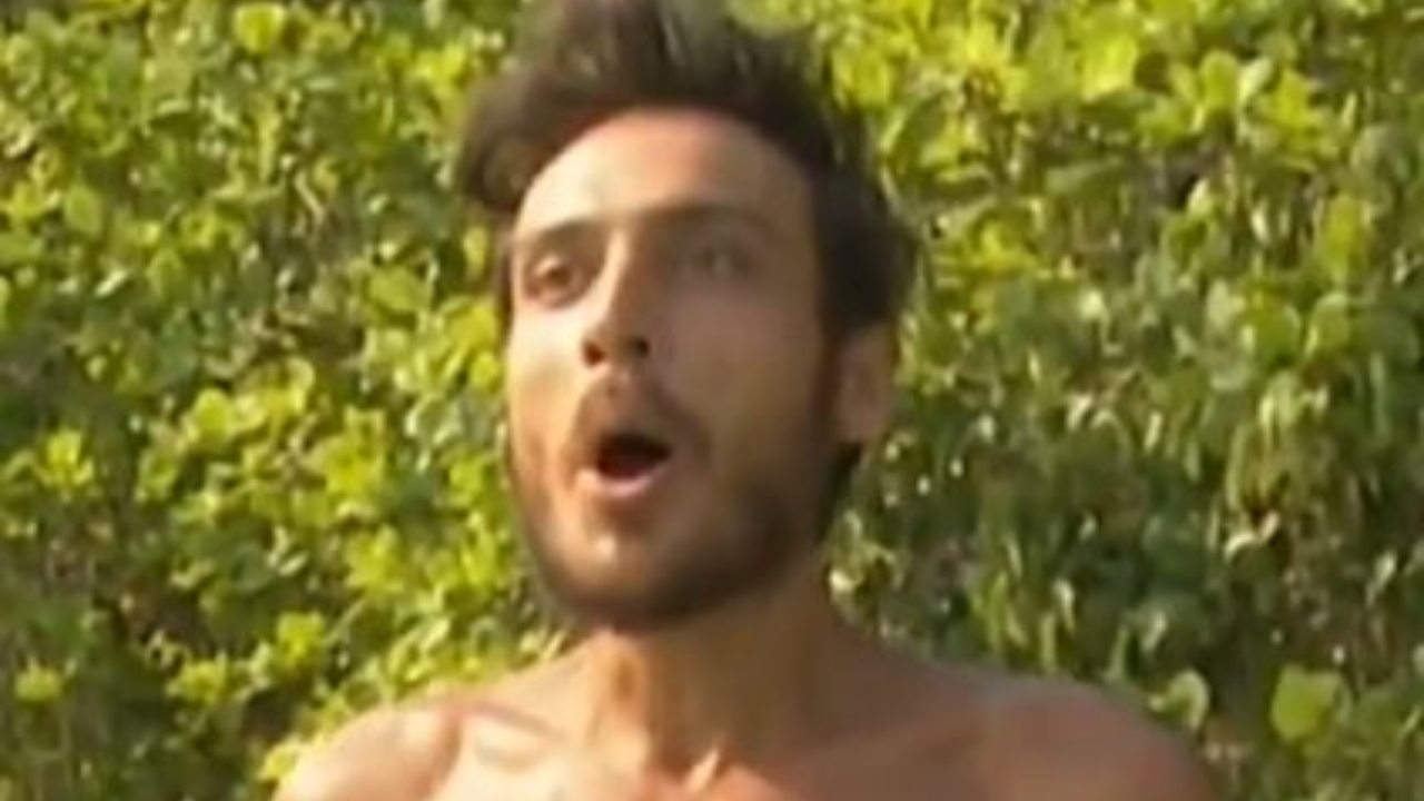 Awed Bacio Naufraga Isola Dei Famosi