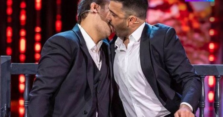 Il bacio tra Pio e Amedeo