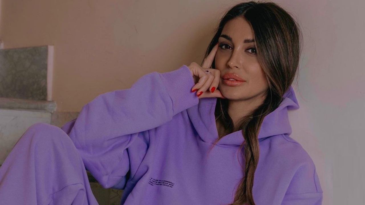 Cristina Buccino in posa