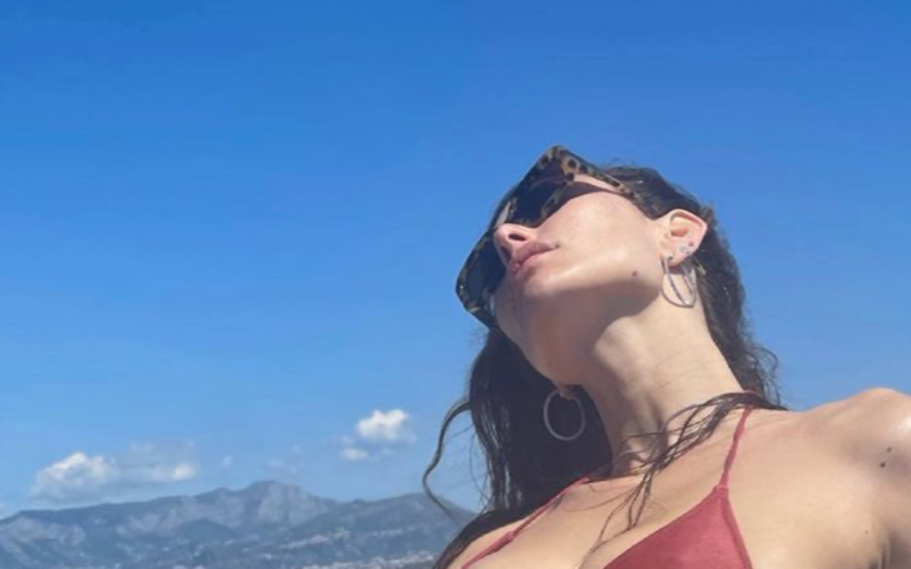 Dayane Mello in costume