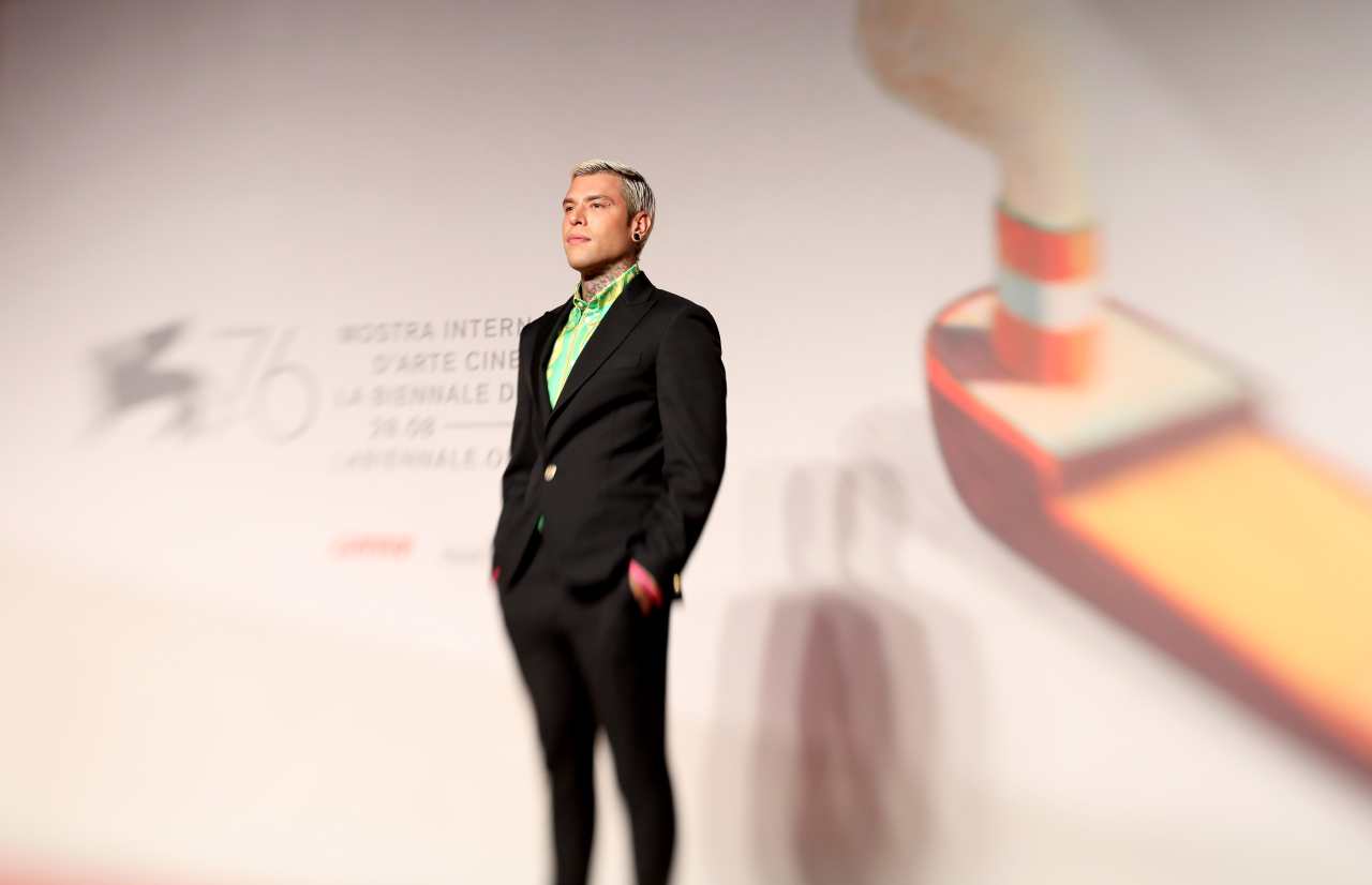 Fedez a figura intera