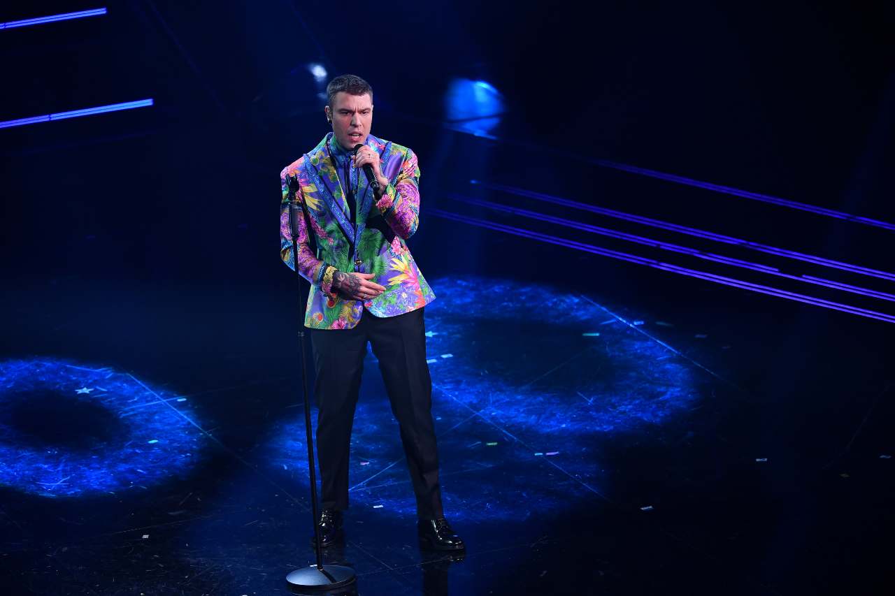 Fedez mentre canta