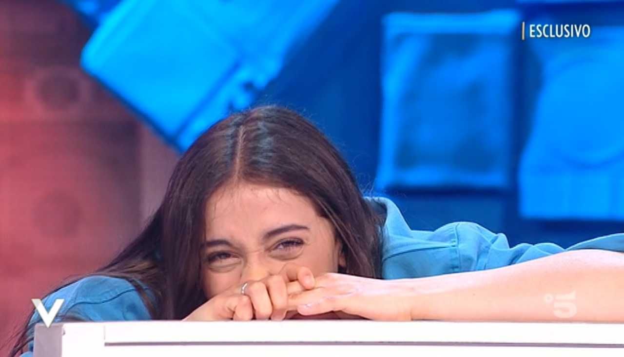 Giulia Stabile imbarazzata