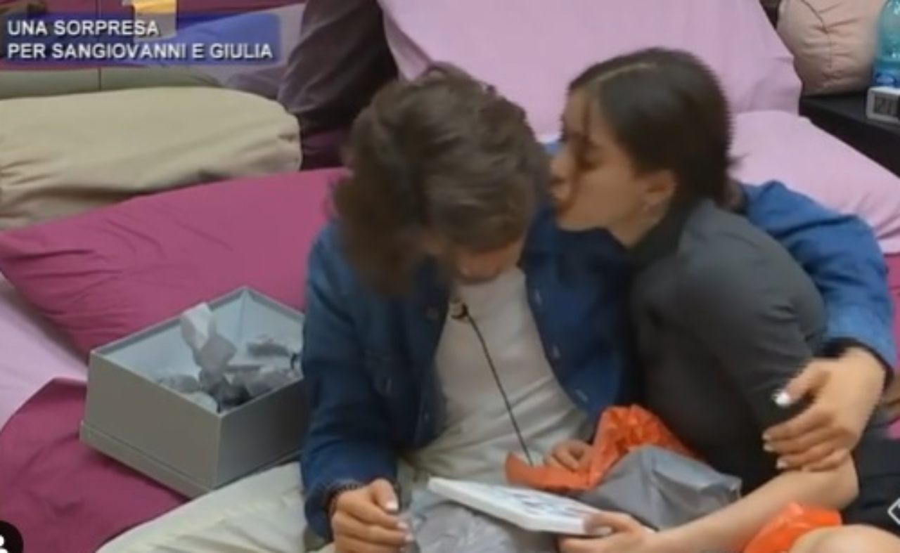 Giulia e Sangiovanni si baciano a Amici 20