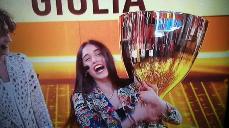 Giulia solleva la coppa di Amici 20