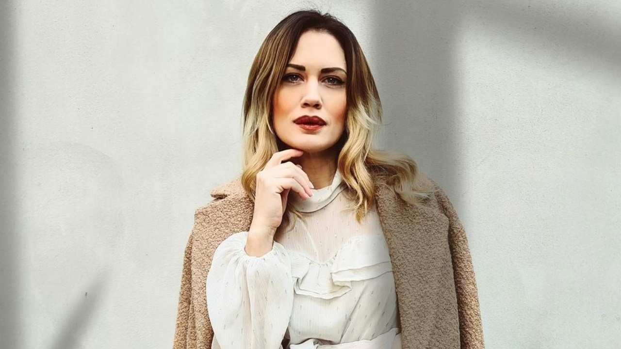 Laura Devika in posa