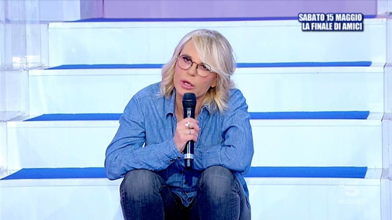 Maria De Filippi sui gradini