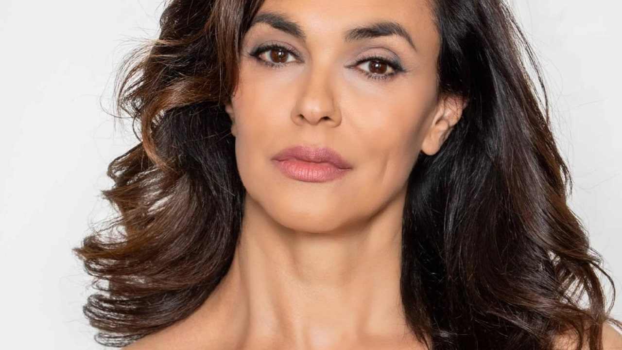 Maria Grazia Cucinotta seria