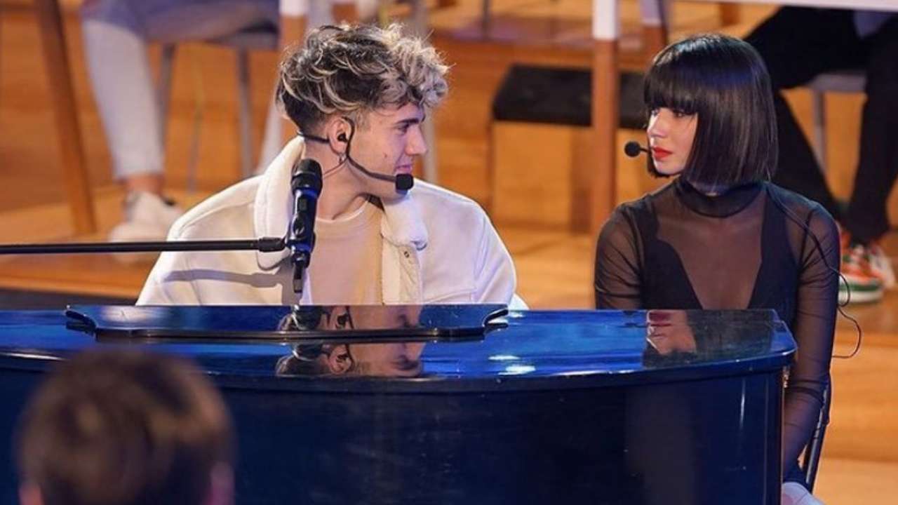 Martina Miliddi e Aka7Eve pianoforte