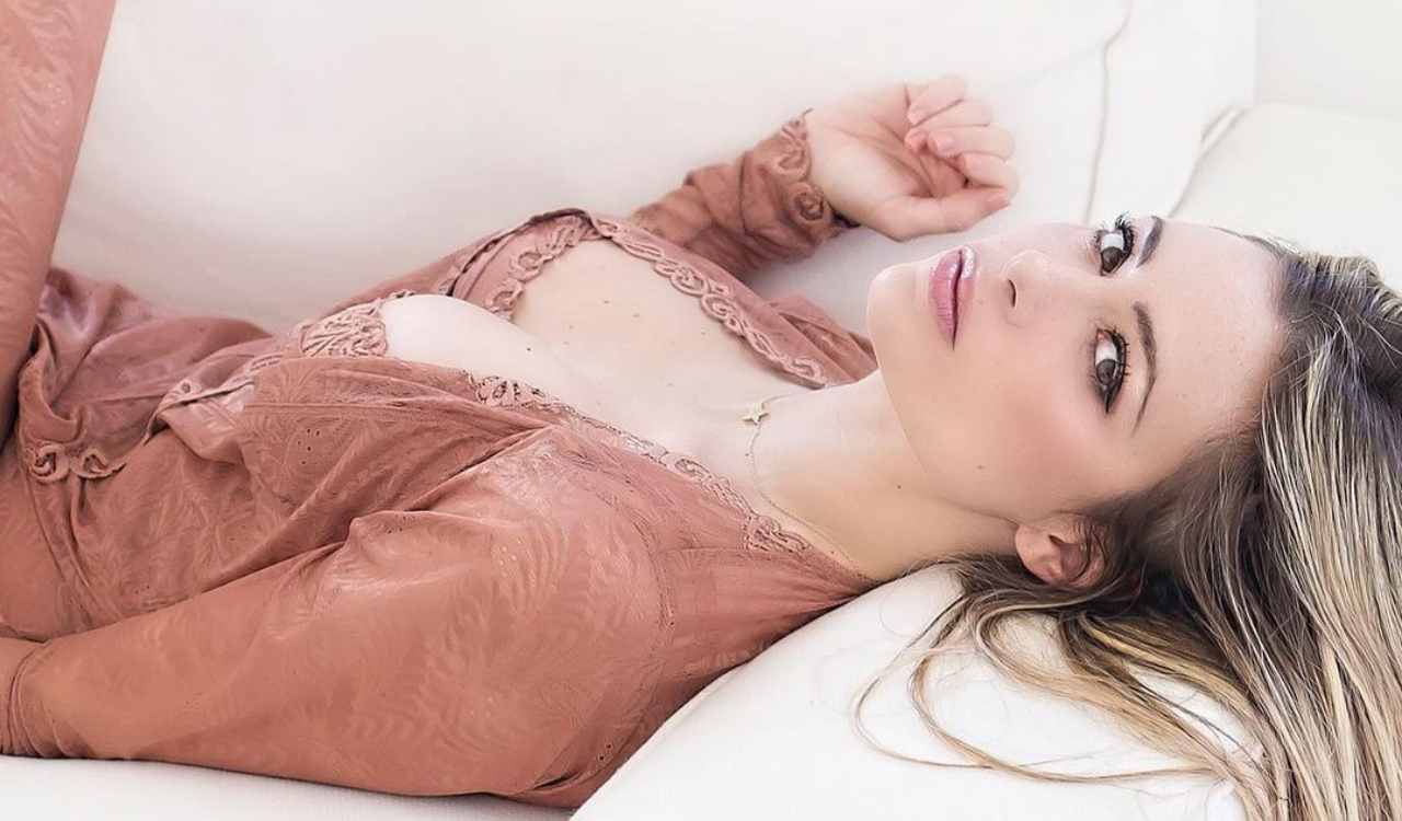 Martina Stella sdraiata