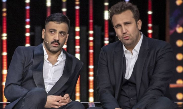 Pio e Amedeo sulle scale