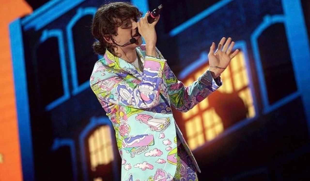 Sangiovanni mentre si esibisce