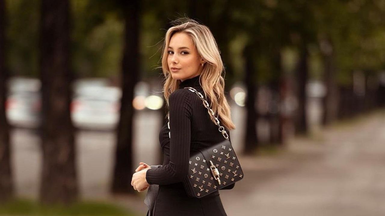 Viky Varga passeggia