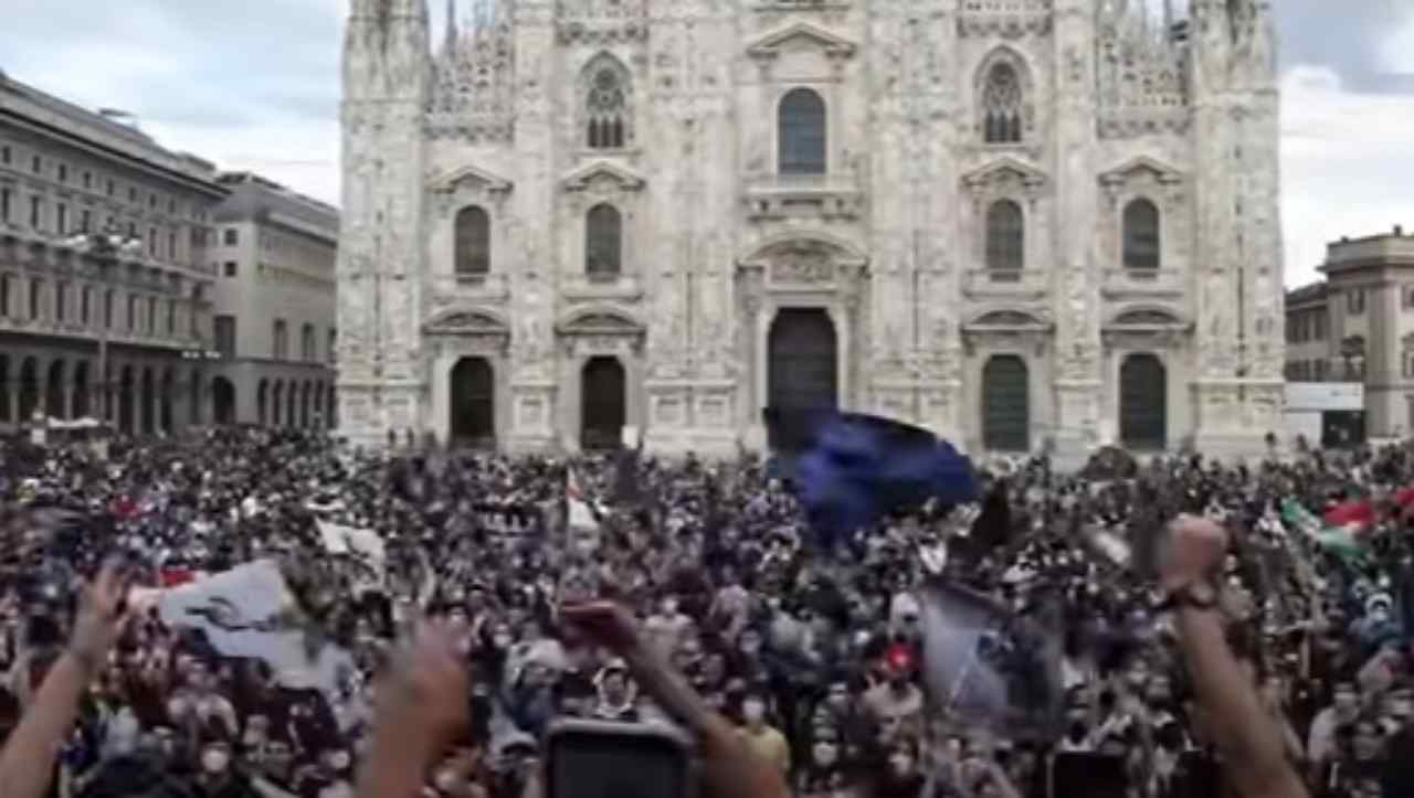 La festa scudetto dell'Inter a Piazza Duomo