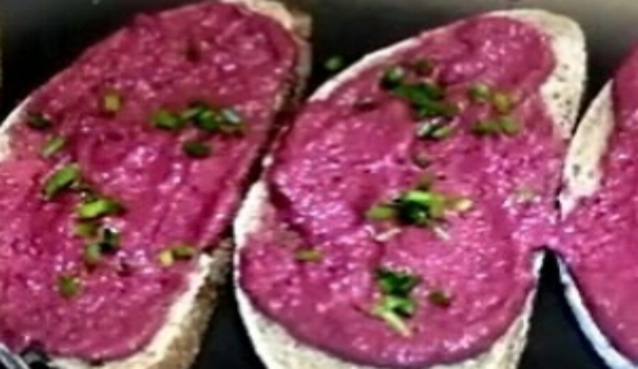 crostini con mousse barbabietola