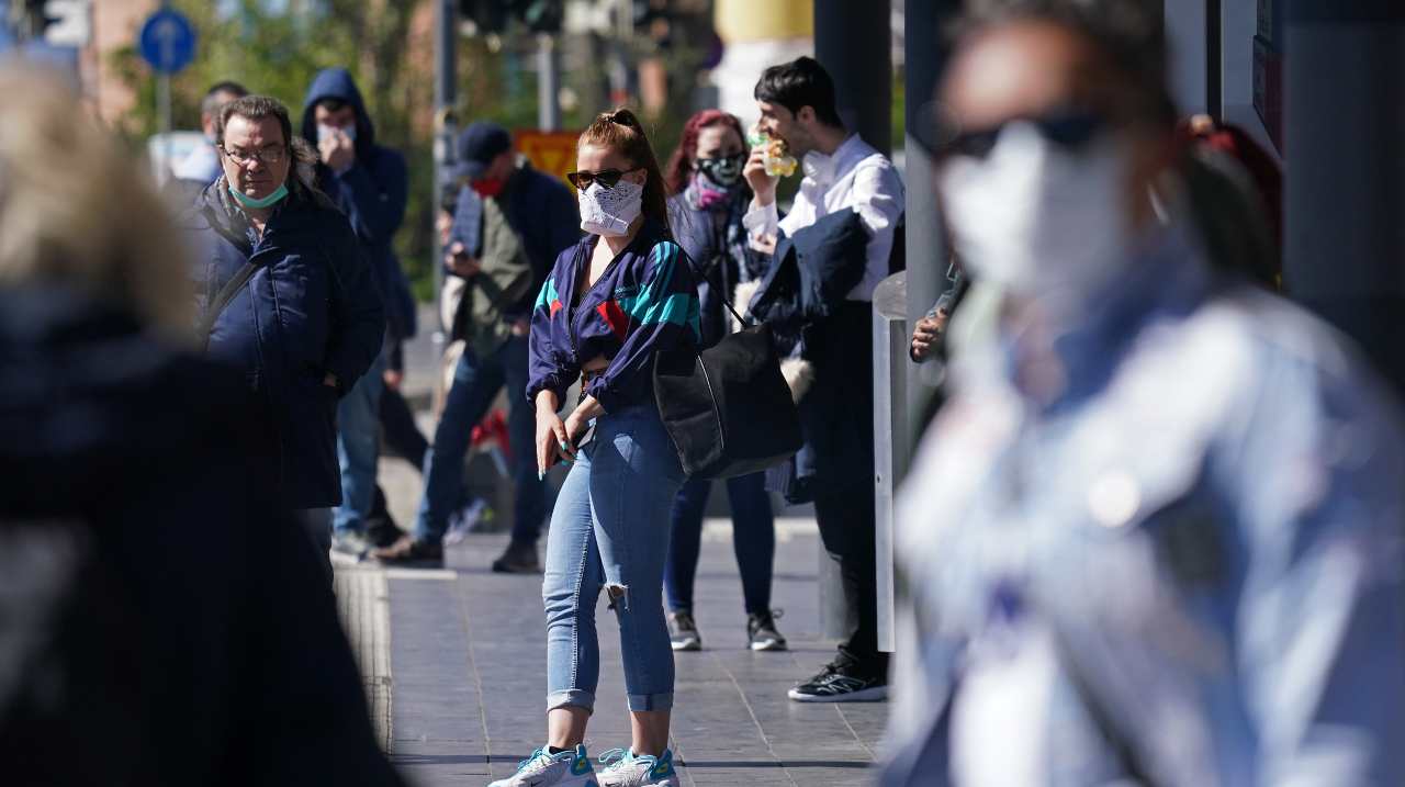 persone con mascherine